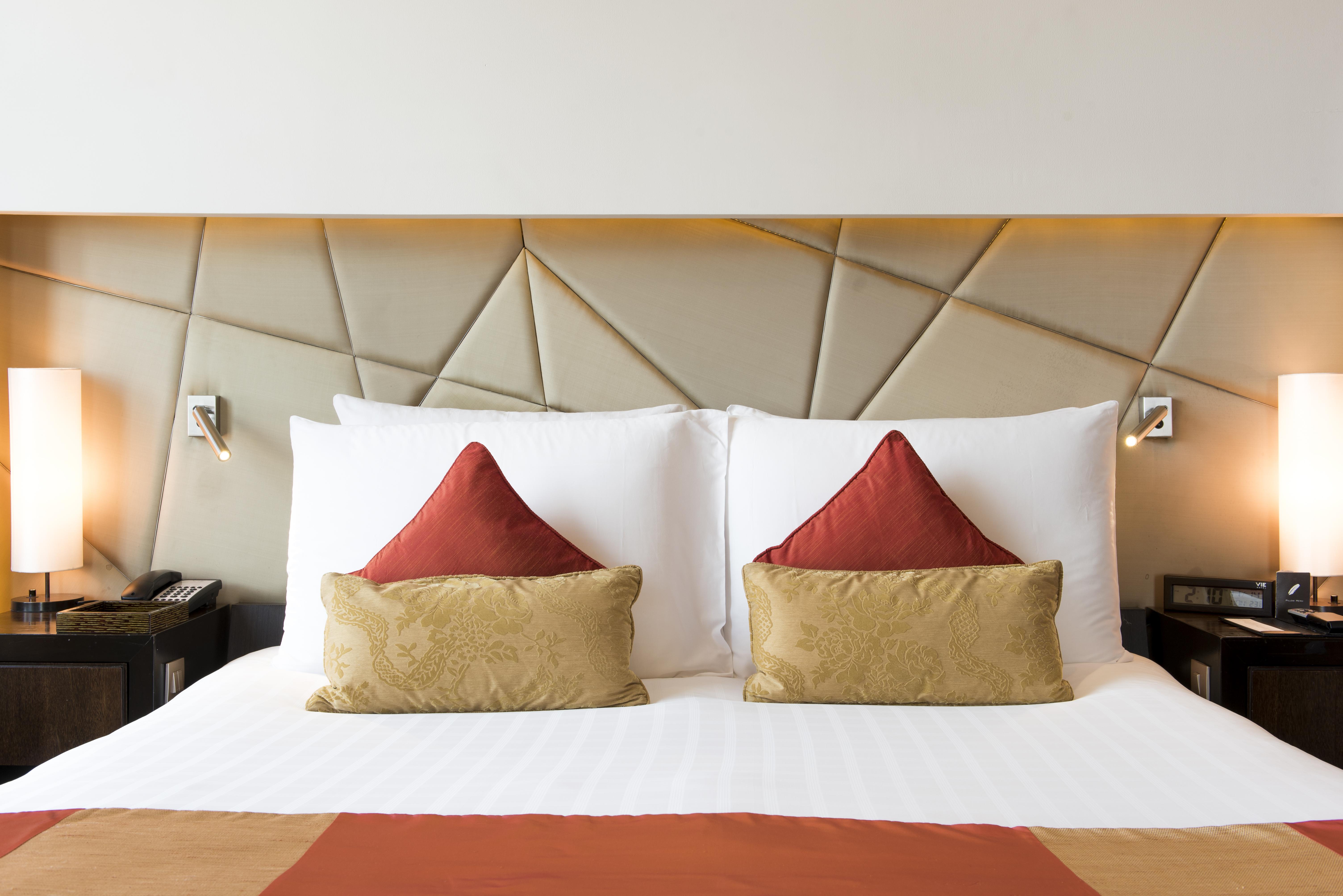 Vie Hotel Bangkok, Mgallery Exterior foto A bed with cushions